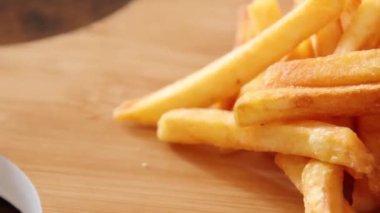 Tuzlu taze patates kızartması.