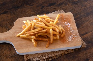 Tuzlu taze patates kızartması.