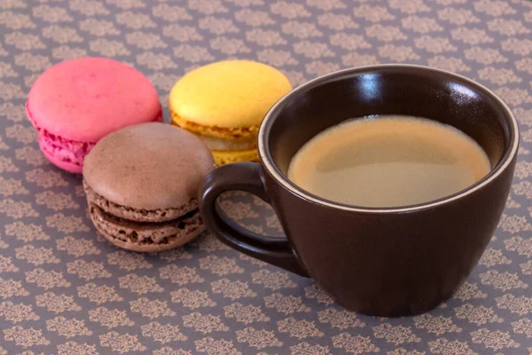 Tasse Café Avec Des Macarons Sur Une Table — Photo