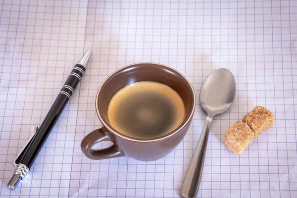 Draufsicht Auf Eine Tasse Kaffee Mit Zucker Und Stift — Stockfoto