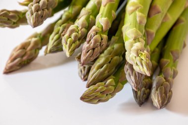 Kuşkonmaz beyaz bir arkaplanda izole edilmiş