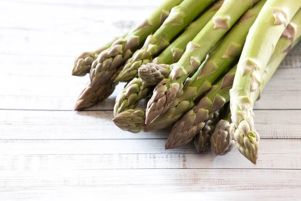 Tahtada çiğ yeşil kuşkonmaz