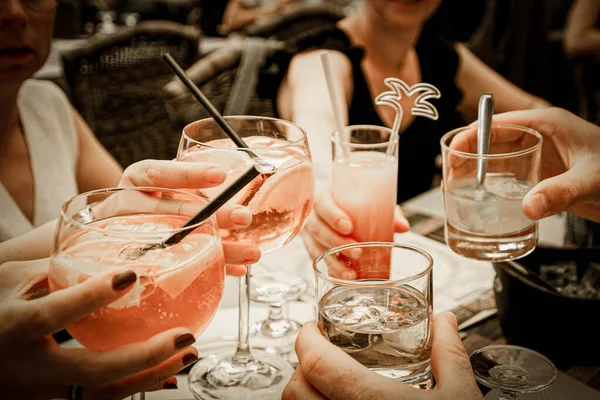 Groupe Personnes Prenant Des Cocktails Dans Restaurant — Photo