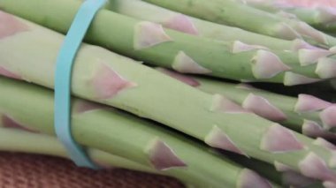 Birkaç çiğ yeşil kuşkonmaz, video.