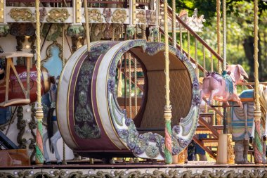 Lunaparktaki atlı karınca.