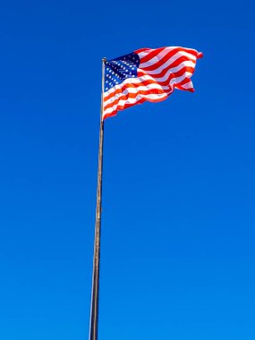 Mavi gökyüzü arka planında Amerikan bayrağı