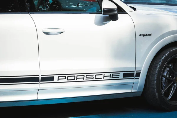 Blick Auf Den Porsche Schriftzug Auf Einem Auto — Stockfoto