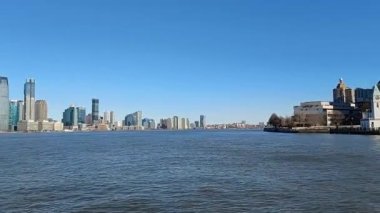 Manhattan gökdelenleri ve Özgürlük Heykeli ile New York şehri gökdelenleri 
