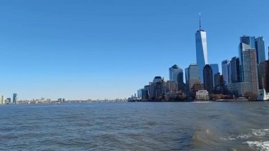 Manhattan gökdelenleri ve Özgürlük Heykeli ile New York şehri gökdelenleri 