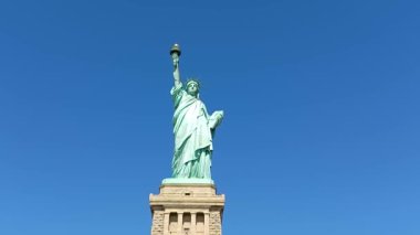 Manhattan gökdelenleri ve Özgürlük Heykeli ile New York şehri gökdelenleri 