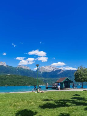 Mavili göl, arkadaki dağlar.