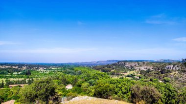 Yazın dağların ve yeşil ağaçların manzarası