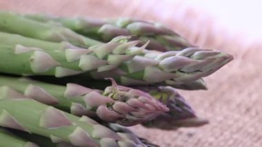 Birkaç çiğ yeşil kuşkonmazı kapatın.