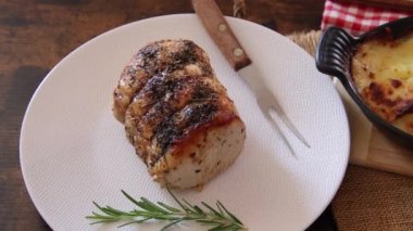 Graten dauphinois ile pişirilmiş domuz rostosu.