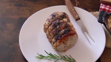 Graten dauphinois ile pişirilmiş domuz rostosu.