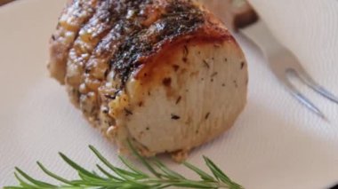 Pişmiş domuz rostosunun kapağını kapat.