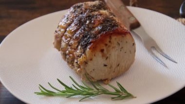 Graten dauphinois ile pişirilmiş domuz rostosu.