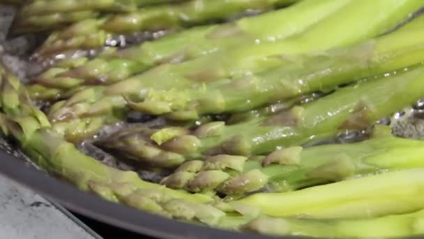 Μαγείρεμα Πράσινο Σπαράγγια Ένα Τηγάνι — Αρχείο Βίντεο