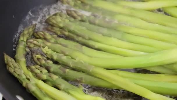 Μαγείρεμα Πράσινο Σπαράγγια Ένα Τηγάνι — Αρχείο Βίντεο