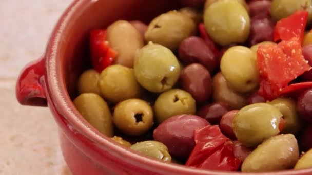 腌制红辣椒 绿色和红色橄榄碗 — 图库视频影像