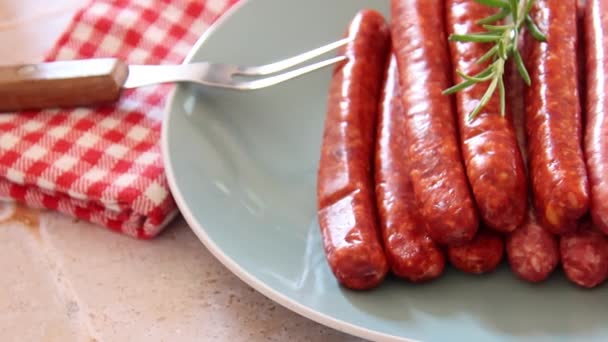 Prato Linguiças Merguez Cruas Colocadas Uma Mesa — Vídeo de Stock