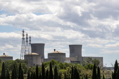 EDF 'nin Fransa' daki Saint Paul Trois Şatosu 'ndaki nükleer santral manzarası