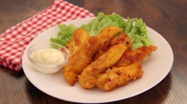 Soslu ve marullu kızarmış tavuk nugget.