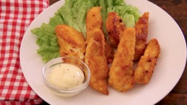 Soslu kızarmış tavuk ve bir tabak marul.