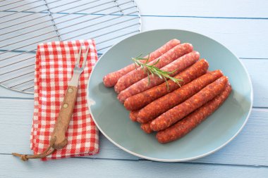Tabakta çiğ sosis ve merguez.