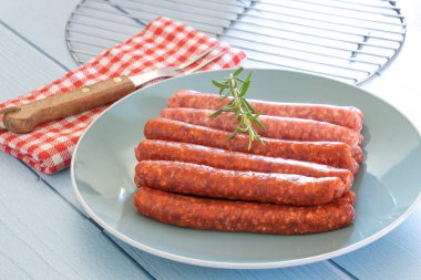 Tabakta çiğ sosis ve merguez.