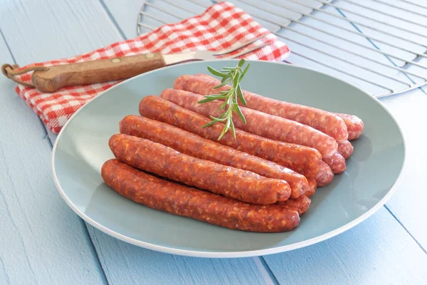 Tabakta çiğ sosis ve merguez.