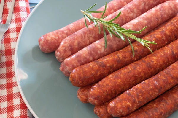 Tabakta çiğ sosis ve merguez var.