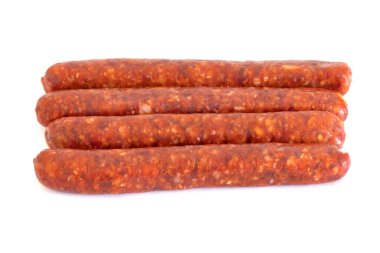 Beyaz zemin üzerinde çiğ merguez sosisleri izole