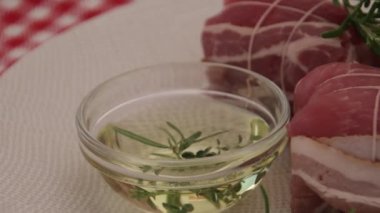 Tabakta yağlı ve biberiyeli çiğ domuz dürümü.