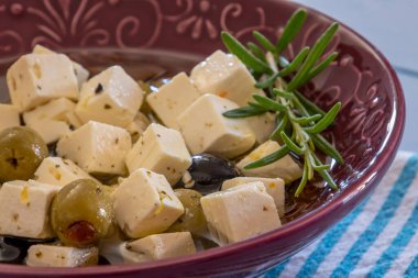 Zeytin ve baharatlı peynir.