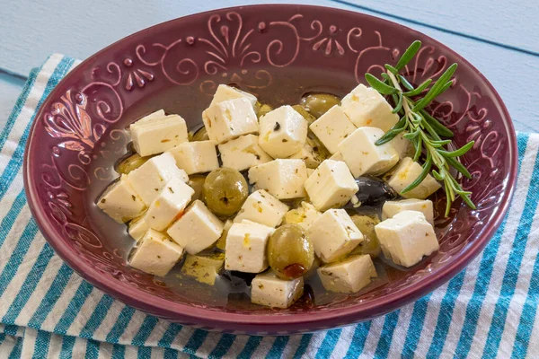 Zeytin ve baharatlı peynir.