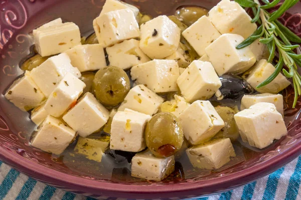 Zeytin ve baharatlı peynir.