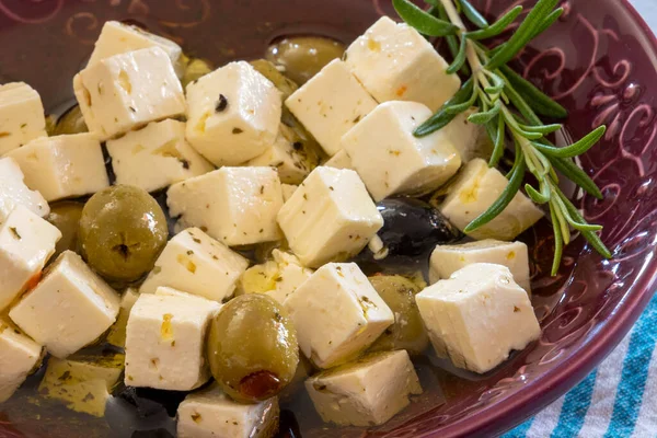 Zeytin ve baharatlı peynir.