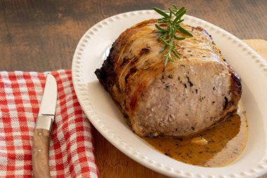 Pişmiş domuz rostosunun kapağını kapat.