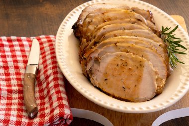 Dilimlenmiş domuz eti bir tabakta pişirilir.