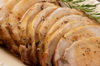 Dilimlenmiş domuz eti bir tabakta pişirilir.