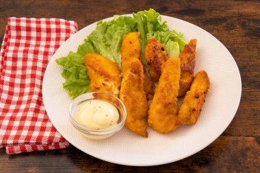 Kızarmış tavuk kanadı sos ve salata ile