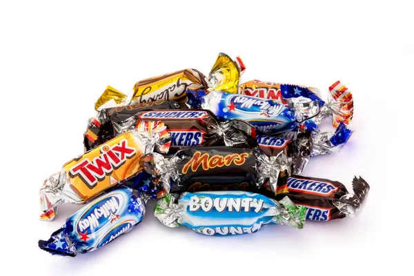 현상금 스나커 밀키웨이 배경에 고립된 브랜드 초콜릿 — 스톡 사진