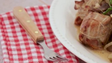 Biberiyeli lezzetli domuz pastırması.