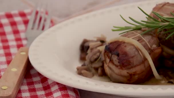 맛있는 돼지고기 피에타와 로즈마리를 접시에 — 비디오