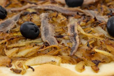 Pişmiş pissaladire turtası, yakın plan.