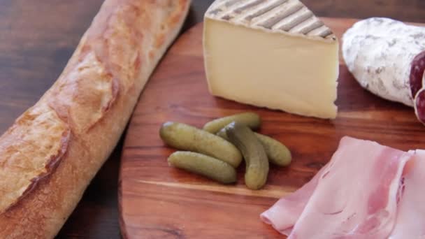 テーブルの上で冷たい切り身とチーズの切り身 — ストック動画