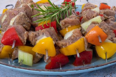 Tabakta marine edilmiş çiğ domuz şişi.