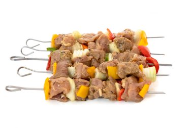 Terbiye edilmiş çiğ domuz şişleri beyazın üzerinde izole edilmiş.