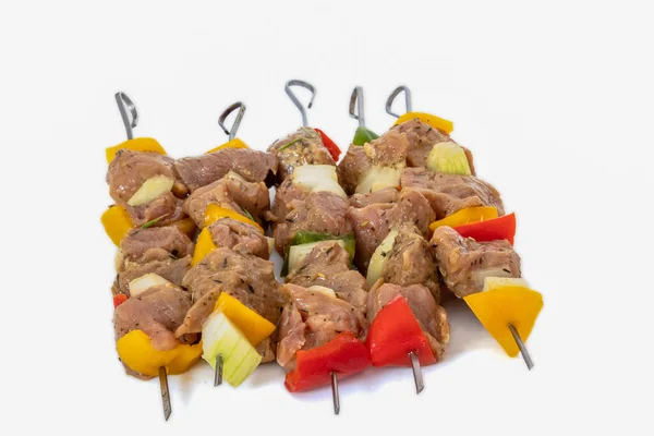 Pinchos Cerdo Crudos Marinados Aislados Blanco — Foto de Stock